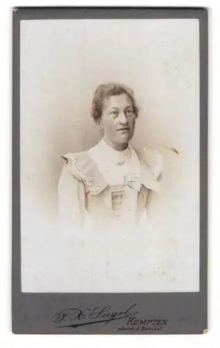 Fotografie F. X. Siegel, Kempten, Bürgerliche Frau mit markanter Nase