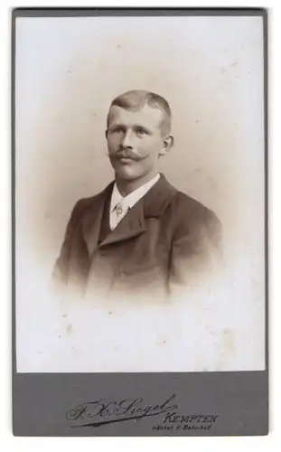 Fotografie F. X. Siegel, Kempten, Portrait eines Mannes mit Schnurrbart