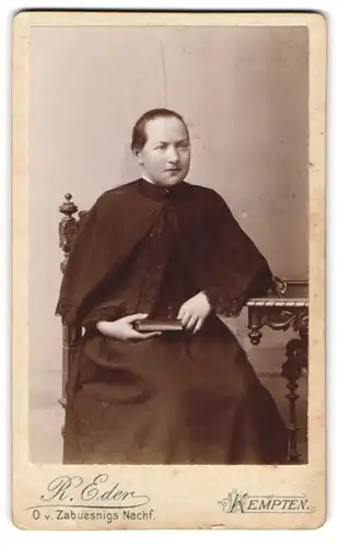 Fotografie R. Eder, Kempten, Frau mit strenger Frisur und Buch in der Hand