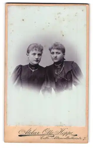 Fotografie Otto Hoppe, Celle, Altencellertorstrasse 7, Portrait zwei Damen in Kleidern