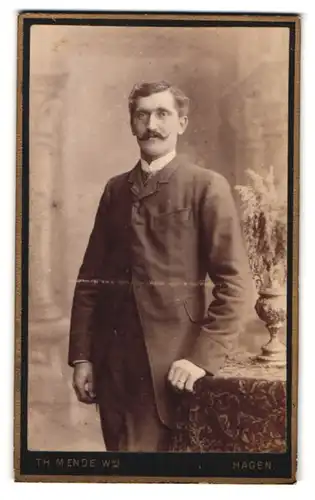 Fotografie Th. Mende Wwe., Hagen, Elberfelderstrasse 82, Portrait charmanter Herr im Anzug mit Krawatte