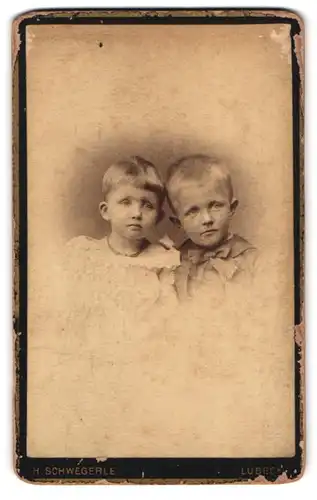 Fotografie H. Schwegerle, Lübeck, Breite-Strasse 31, Portrait Kinderpaar in hübscher Kleidung