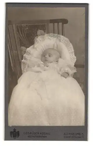 Fotografie Gebr. Koenig, Altenburg S /A., Ernst-Strasse 14, Portrait süsses Baby im weissen Kleid