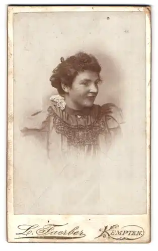 Fotografie L. Faerber, Kempten, Portrait junge Dame im bestickten Kleid