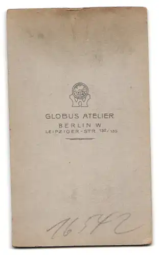 Fotografie Globus Atelier, Berlin-W., Leipziger-Str. 132-135, Portrait junger Herr im Anzug mit Fliege