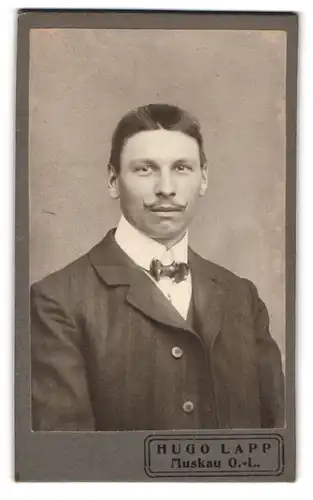 Fotografie Hugo Lapp, Muskau /O.-L., Portrait eleganter Herr mit Oberlippenbart