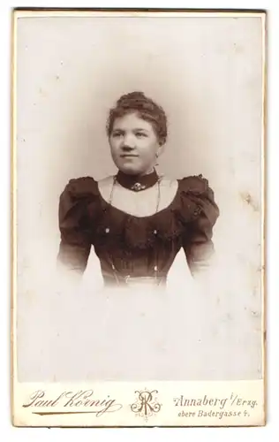 Fotografie Paul Körnig, Annaberg i. S., Obere Badergasse 4, Portrait junge Dame im hübschen Kleid