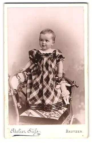 Fotografie Atelier Süss, Bautzen, Tuchmachergasse 20, Portrait kleines Mädchen im karierten Kleid mit Puppe