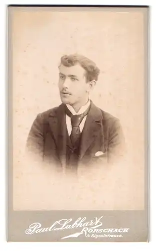 Fotografie Paul Labhart, Rorschach, Signalstrasse, Portrait junger Herr im Anzug mit Krawatte