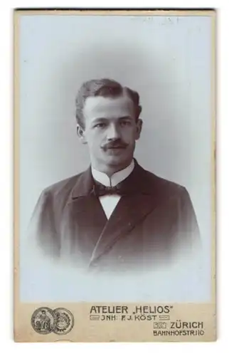 Fotografie F. J. Köst, Zürich, Bahnhofstrasse 110, Portrait eleganter Herr mit Oberlippenbart