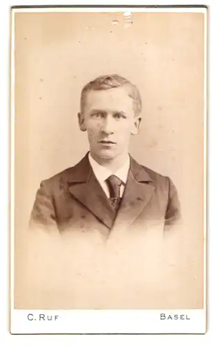 Fotografie C. Ruf, Basel, Steinentorberg 20, Portrait junger Herr im Anzug mit Krawatte
