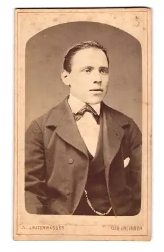 Fotografie A. Lauterwasser, Ueberlingen, Portrait junger Herr im Anzug mit Fliege