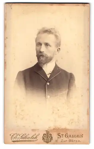 Fotografie Ch. Schalch, St. Gallen, Portrait junger Herr im Anzug mit Vollbart