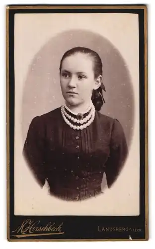 Fotografie H. Hirschbeck, Landsberg a. Lech, Portrait junge Dame mit Kragenbrosche und Halskette