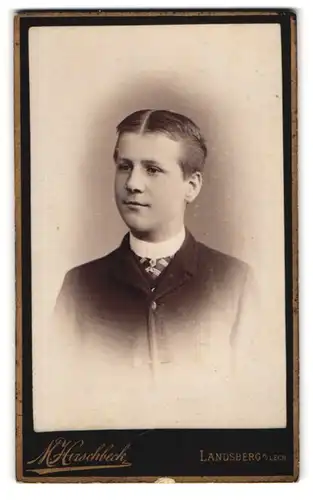 Fotografie M. Hirschbeck, Landsberg a. Lech, Portrait junger Herr mit moderner Frisur