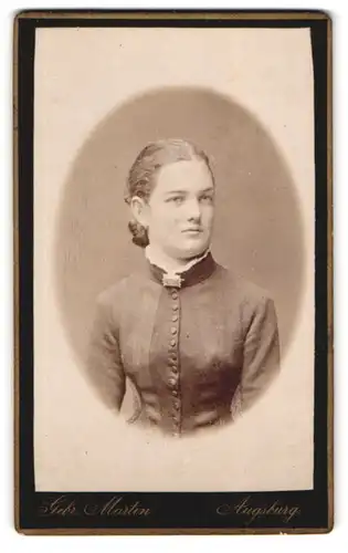 Fotografie Gebr. Martin, Augsburg, Bahnhofstrasse, Portrait junge Dame im Kleid mit Kragenbrosche