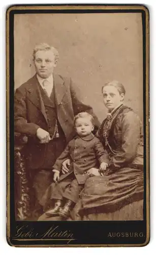 Fotografie Gebr. Martin, Augsburg, Bahnhofstrasse, Portrait bürgerliches Paar mit einem Sohn