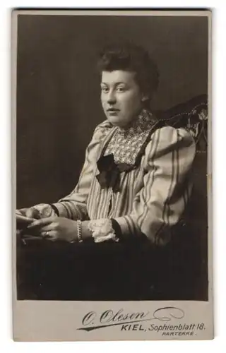 Fotografie O. Olesen, Kiel, Sophienblatt 18, Portrait junge Dame in hübscher Kleidung