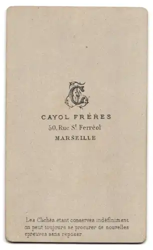 Fotografie Cayol Frères, Marseille, 50, Rue St. Ferréol, Portrait ältere Dame mit Hochsteckfrisur und Amulett