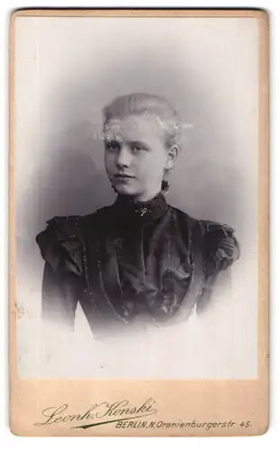 Fotografie Leonh. Konski, Berlin-N., Oranienburgerstr. 45, Portrait junge Dame im Kleid