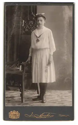 Fotografie J. Fuchs, Berlin-C., Königstrasse 52, Portrait junge Dame in modischer Kleidung