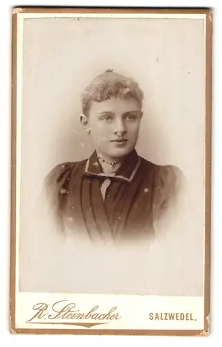 Fotografie R. Steinbacher, Salzwedel, Neuperver-Strasse 38, Portrait junge Dame mit zurückgebundenem Haar