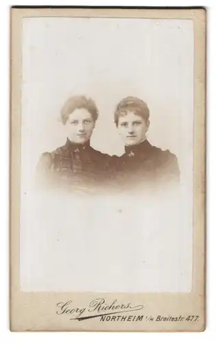 Fotografie Georg Richers, Northeim i. H., Breitestrasse 477, Portrait zwei junge Damen in Kleidern