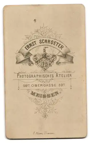 Fotografie Ernst Schroeter, Meissen, Obergasse 597, Portrait süsses Kleinkind im Kleid mit Latz