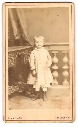 Fotografie F. Jordan, Meissen, Rothe Stufen 28, Portrait hübsches Kind im modischen Kleid