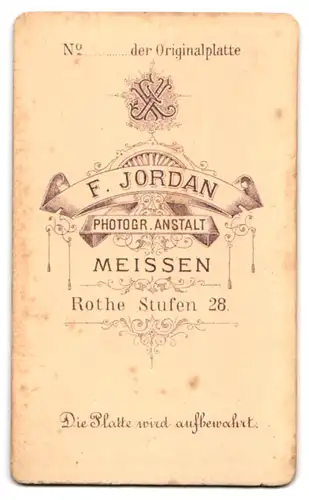 Fotografie F. Jordan, Meissen, Rothe Stufen 28, Portrait hübsches Kind im modischen Kleid