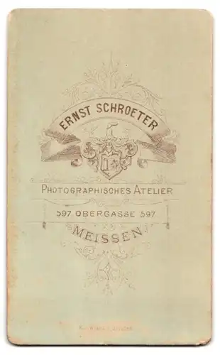 Fotografie Ernst Schroeter, Meissen, Obergasse 597, Portrait süsses Kleinkind im weissen Hemd mit nackigen Füssen