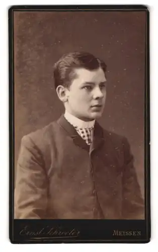 Fotografie Ernst Schroeter, Meissen, Obergasse 597, Portrait junger Herr im Anzug mit Krawatte