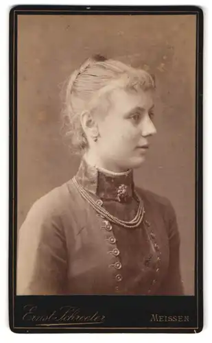 Fotografie Ernst Schroeter, Meissen, Obergasse 597, Portrait junge Dame mit Kragenbrosche und Halskette