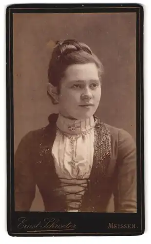 Fotografie Ernst Schroeter, Meissen, Obergasse 597, Portrait junge Dame mit hochgestecktem Haar