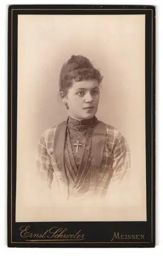 Fotografie Ernst Schroeter, Meissen, Obergasse 597, Portrait junge Dame mit Kragenbrosche und Kreuzkette