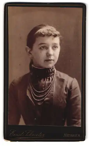 Fotografie Ernst Schroeter, Meissen, Obergasse 597, Portrait junge Dame im Kleid mit Halskette
