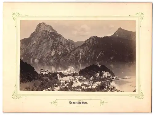 Fotografie unbekannter Fotograf, Ansicht Traunkirchen, Ortspanorama am Traunsee mit Alpen