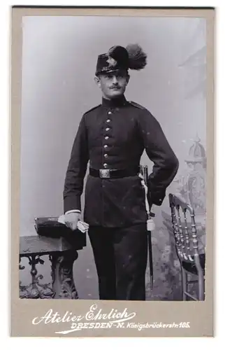 Fotografie Ehrlich, Dresden, Königsbrückerstr. 105, Portrait sächsischer Jäger in Uniform mit Bajonett