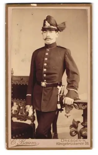 Fotografie C. Baum, Dresden, Königsbrückerstr. 33, Portrait sächsischer Jäger in Uniform I.R. 108 mit Bajonett