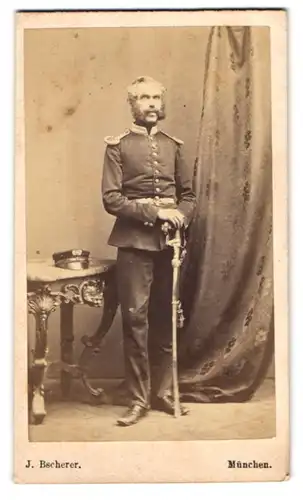 Fotografie J. Bscherer, München, Blumenstr. 18, Portrait Offizier in Uniform mit Epauletten und Säbel, Franz Joseph Bart