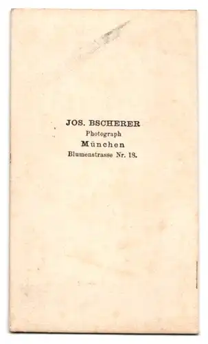 Fotografie J. Bscherer, München, Blumenstr. 18, Portrait Offizier in Uniform mit Epauletten und Säbel, Franz Joseph Bart