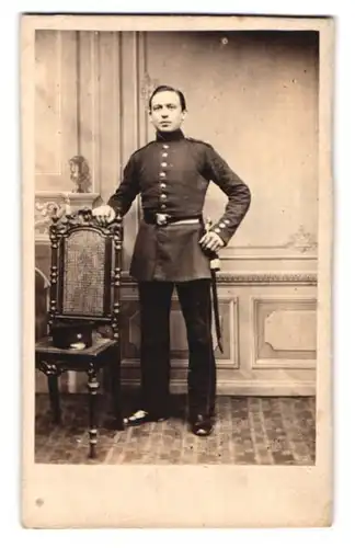 Fotografie Th. Ehrhardt, Magdeburg, Kl. Schulstr. 23, Portrait Soldat in Uniform I.R. 66 mit Bajonett