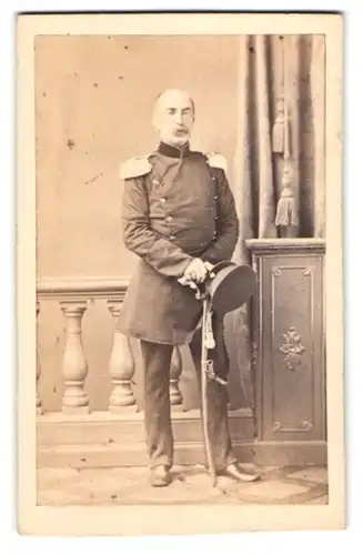 Fotografie L. Haase & Comp., Berlin, Gr. Friedrichstr. 178, Portrait Artillerie Major in Uniform mit Epauletten