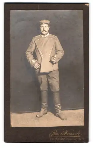 Fotografie Karl Frank, Potsdam, Nauenerstr. 8, Portrait Ulan in Garde Felduniform Ulanen Rgt. 1, 1911
