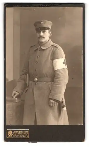 Fotografie A. Wertheim, Berlin, Oranienstr., Portrait Sanitäter in Feldgrau Uniform mit Rot Kreuz Armbinde