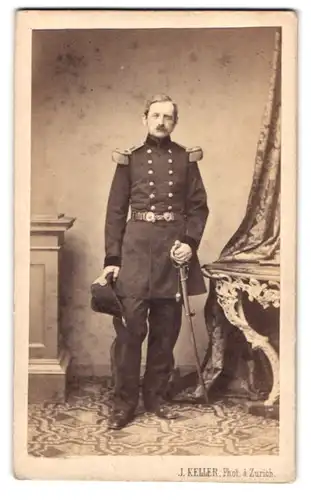 Fotografie J. Keller, Zürich, Portrait Offizier in Uniform Rgt. 288 mit Zweispitz und Epauletten