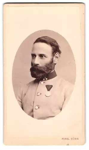 Fotografie Ferd. Dürr, Wien, Alserstr. 43, Portrait österreichischer Soldat in Uniform mit Orden an der Brust