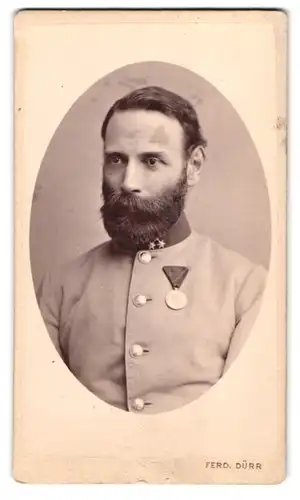 Fotografie Ferd. Dürr, Wien, Alserstr. 43, Portrait österreichischer Soldat in Uniform mit Vollbart und Orden