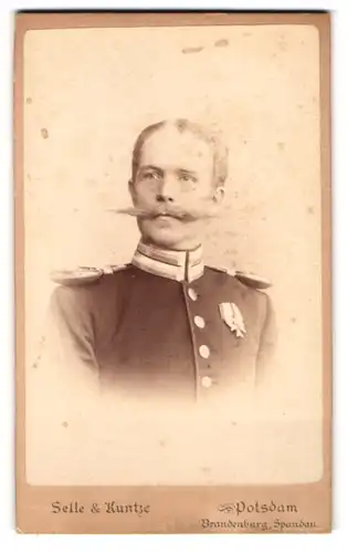 Fotografie Selle & Kuntze, Potsdam, Schwertfegerstr. 14, Portrait Offizier in Gardeuniform mit Orden und Epauletten