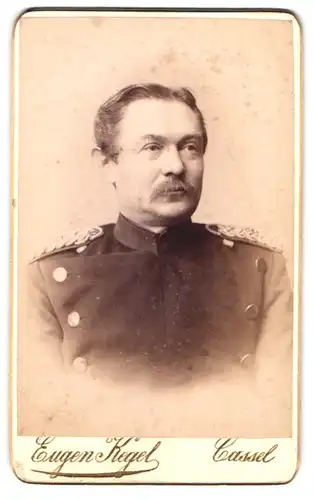Fotografie Eugen Kegel, Cassel, Gr. Rosenstr. 5, Portrait hessischer Offizier in Uniform